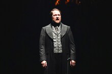 「レ・ミゼラブル ワールドツアースペクタキュラー」フォトコールの「ワン・デイ・モア」より。ジャン・バルジャン役のキリアン・ドネリー。