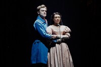 「レ・ミゼラブル ワールドツアースペクタキュラー」フォトコールの「ワン・デイ・モア」より。左からマリウス役のウィル・カラン、コゼット役のベアトリス・ペニー＝トゥーレ。