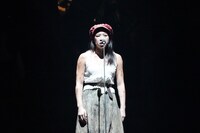 「レ・ミゼラブル ワールドツアースペクタキュラー」フォトコールの「ワン・デイ・モア」より。エポニーヌ役のナタニア・オング。