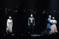 「レ・ミゼラブル ワールドツアースペクタキュラー」フォトコールより、「ワン・デイ・モア」の様子。