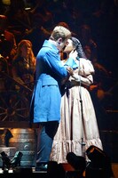 「レ・ミゼラブル ワールドツアースペクタキュラー」フォトコールの「ワン・デイ・モア」より。左からマリウス役のウィル・カラン、コゼット役のベアトリス・ペニー＝トゥーレ。