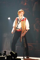 「レ・ミゼラブル ワールドツアースペクタキュラー」フォトコールの「ワン・デイ・モア」より。アンジョルラス役のアンドリュー・マクスウェル。