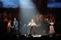 「レ・ミゼラブル ワールドツアースペクタキュラー」フォトコールより、「ワン・デイ・モア」の様子。