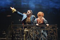 「レ・ミゼラブル ワールドツアースペクタキュラー」フォトコールの「ワン・デイ・モア」より。左からテナルディエ役のルーク・ケンプナー、マダム・テナルディエ役のリンジー・ヘイトリー。