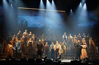 「レ・ミゼラブル ワールドツアースペクタキュラー」フォトコールより、「ワン・デイ・モア」の様子。