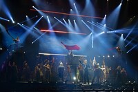 「レ・ミゼラブル ワールドツアースペクタキュラー」フォトコールより、「ワン・デイ・モア」の様子。