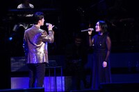 WOWOW「芳雄のミューFes.」より、左から田代万里生、清水美依紗。