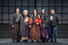 左から鈴木裕樹、安井謙太郎、鈴木拡樹、梅津瑞樹、毛利亘宏。