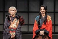 左から安井謙太郎、鈴木拡樹。