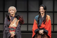 左から安井謙太郎、鈴木拡樹。