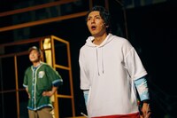 兵庫県立ピッコロ劇団 ファミリー劇場「タラレバ幽霊とタカラの山」より。（撮影：堀川高志 / kutowans studio）