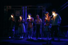 兵庫県立ピッコロ劇団 ファミリー劇場「タラレバ幽霊とタカラの山」より。（撮影：堀川高志 / kutowans studio）