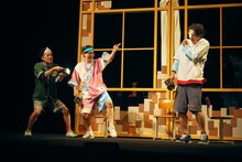 兵庫県立ピッコロ劇団 ファミリー劇場「タラレバ幽霊とタカラの山」より。（撮影：堀川高志 / kutowans studio）