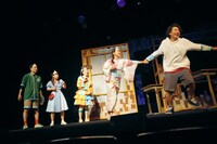 兵庫県立ピッコロ劇団 ファミリー劇場「タラレバ幽霊とタカラの山」より。（撮影：堀川高志 / kutowans studio）