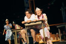 兵庫県立ピッコロ劇団 ファミリー劇場「タラレバ幽霊とタカラの山」より。（撮影：堀川高志 / kutowans studio）