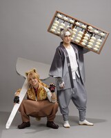 左から中林登生扮するアントニオJr.、桐生麻耶扮する小鉄。