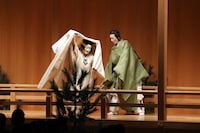 「-能 狂言-『日出処の天子』」より、左から鵜澤光扮する布都姫、福王和幸扮する蘇我毛人。