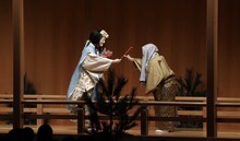 「-能 狂言-『日出処の天子』」より、大槻裕一扮する刀自古、月崎晴夫扮する白髪女。