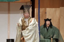 「-能 狂言-『日出処の天子』」より、茂山逸平扮する泊瀬部大王（手前）。