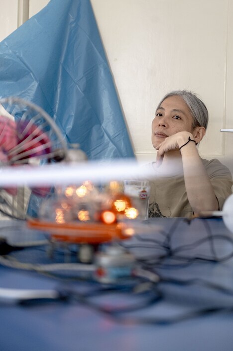 梅田哲也(Photo by Isabel Mühlhaus)