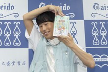 坂口涼太郎のエッセイ「今日も、ちゃ舞台の上でおどる」発売記念会見より。