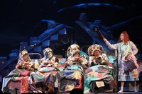 ミュージカル「チャーリーとチョコレート工場」日本版初演の様子。