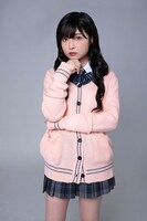 八神桃華役の吉岡茉祐。