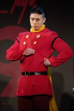 舞台「サイボーグ009 -13番目の追跡者-」の製作発表記者会見より、新しいスーツの伸縮性を伝える桜庭大翔。