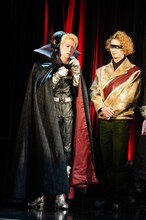 素顔のお面を持って発言するスカール役の中塚皓平（左）。