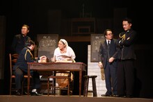 アガリスクエンターテイメント20周年記念興行 第2弾 第33回公演「発表せよ！大本営！」より。（撮影：石澤知絵子）