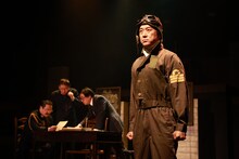 アガリスクエンターテイメント20周年記念興行 第2弾 第33回公演「発表せよ！大本営！」より。（撮影：石澤知絵子）