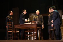 アガリスクエンターテイメント20周年記念興行 第2弾 第33回公演「発表せよ！大本営！」より。（撮影：石澤知絵子）