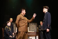 アガリスクエンターテイメント20周年記念興行 第2弾 第33回公演「発表せよ！大本営！」より。（撮影：石澤知絵子）