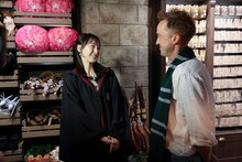 左から松井玲奈、トム・フェルトン。©TBS／ホリプロ