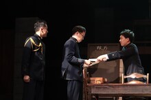 アガリスクエンターテイメント20周年記念興行 第2弾 第33回公演「発表せよ！大本営！」より。（撮影：石澤知絵子）