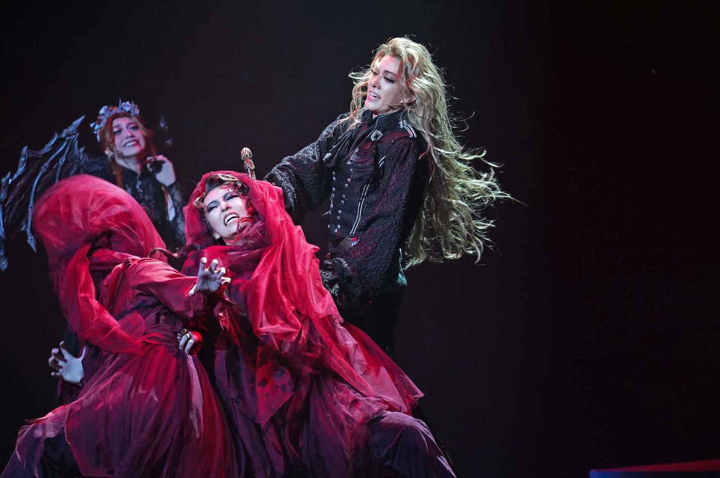 永久輝せあ「この2本立てが幸せ」、宝塚歌劇花組「悪魔城ドラキュラ」東京公演本日から