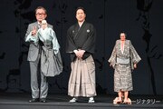 左から、三谷幸喜と三谷くん人形、吉田一輔、陀羅助。