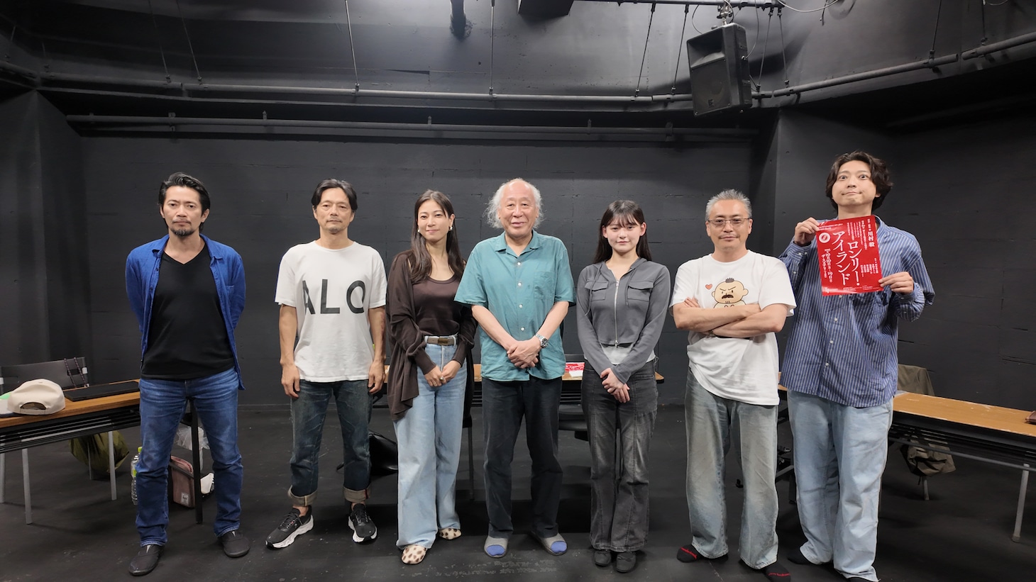 Tfactory「ロンリー・アイランド」出演者と川村毅（中央）。