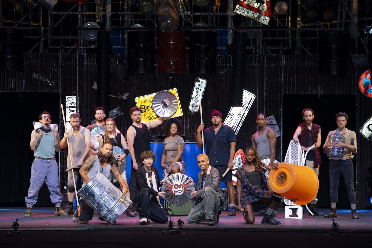 ライブパフォーマンスショー「STOMP ストンプ」出演者と、スペシャルサポーターの末澤誠也（中央左）、草間リチャード敬太（中央右）。（Photo by taro）