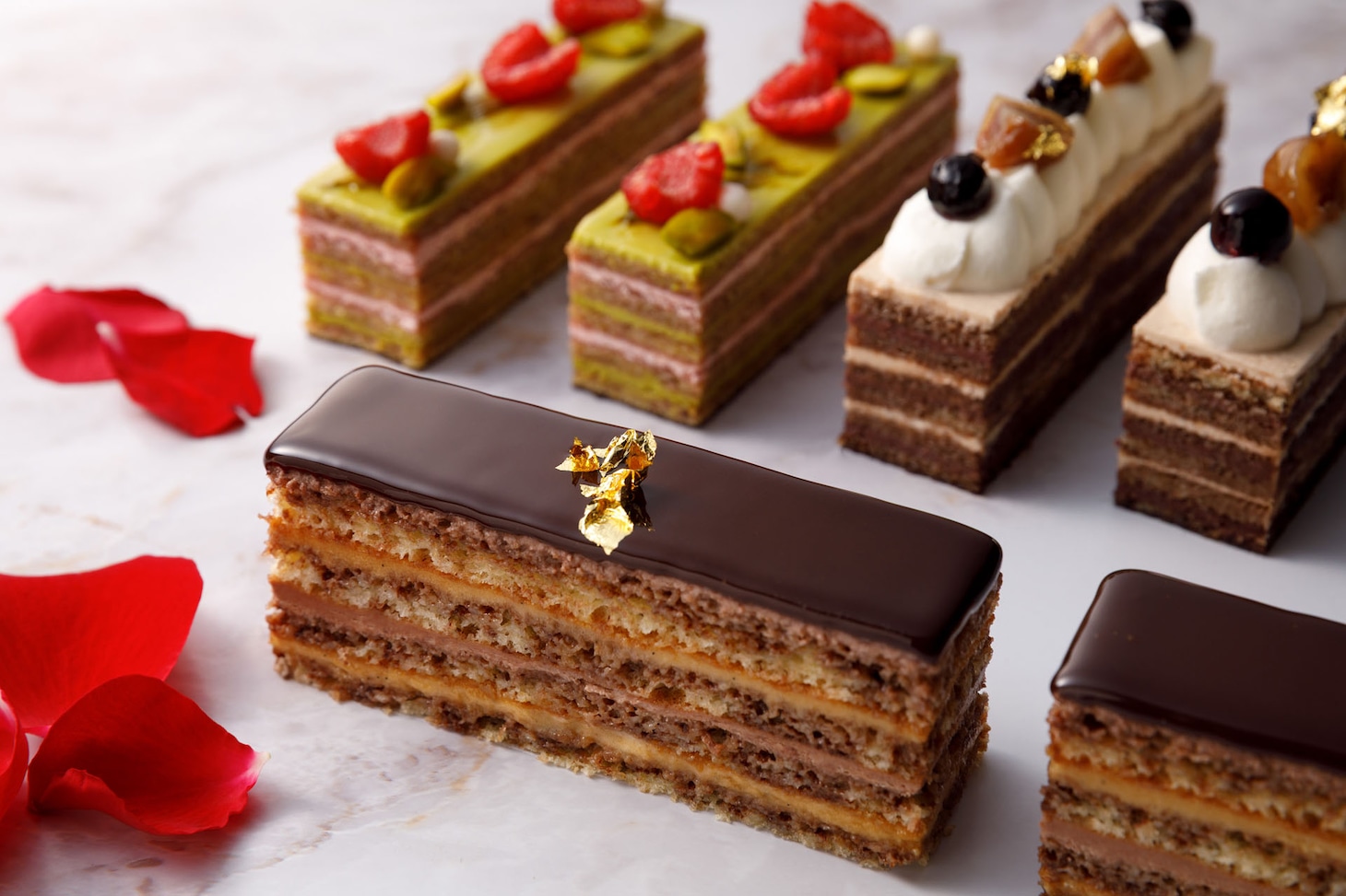 グランドハイアット福岡で提供される、“オペラ”の名を冠した3種のケーキ。