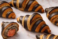 グランドハイアット福岡で提供される、チェリーブラッククロワッサン。