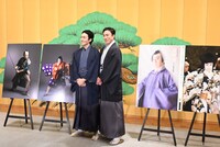 「背、抜かれてませんよね？」と、背伸びしながら撮影に応じた松本幸四郎（右）と、父の様子に笑う市川染五郎（左）。