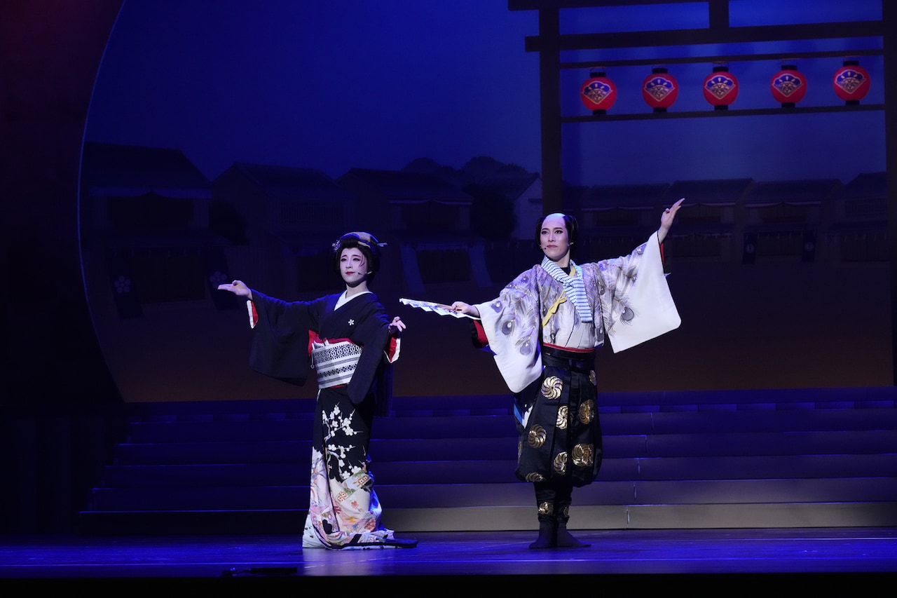 松竹創業130周年 新橋演舞場100周年 OSK日本歌劇団「レビュー 夏のおどり」の様子。