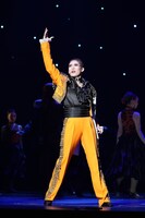 松竹創業130周年 新橋演舞場100周年 OSK日本歌劇団「レビュー 夏のおどり」の様子。