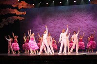 松竹創業130周年 新橋演舞場100周年 OSK日本歌劇団「レビュー 夏のおどり」の様子。