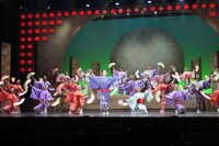 松竹創業130周年 新橋演舞場100周年 OSK日本歌劇団「レビュー 夏のおどり」の様子。