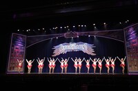 松竹創業130周年 新橋演舞場100周年 OSK日本歌劇団「レビュー 夏のおどり」の様子。