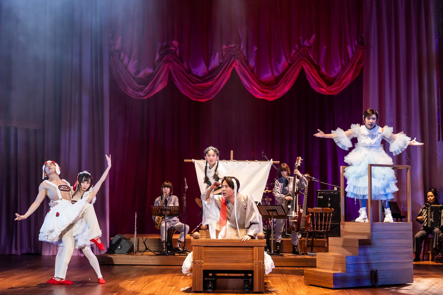 音楽劇「くるみ割り人形外伝」より。（Photo by Masayo）