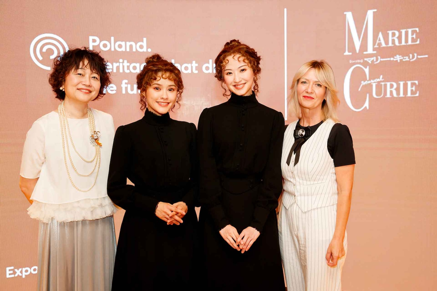 左から鈴木裕美、昆夏美、星風まどか、マルタ・ジェリンスカ2025年日本国際博覧会ポーランド政府副代表。