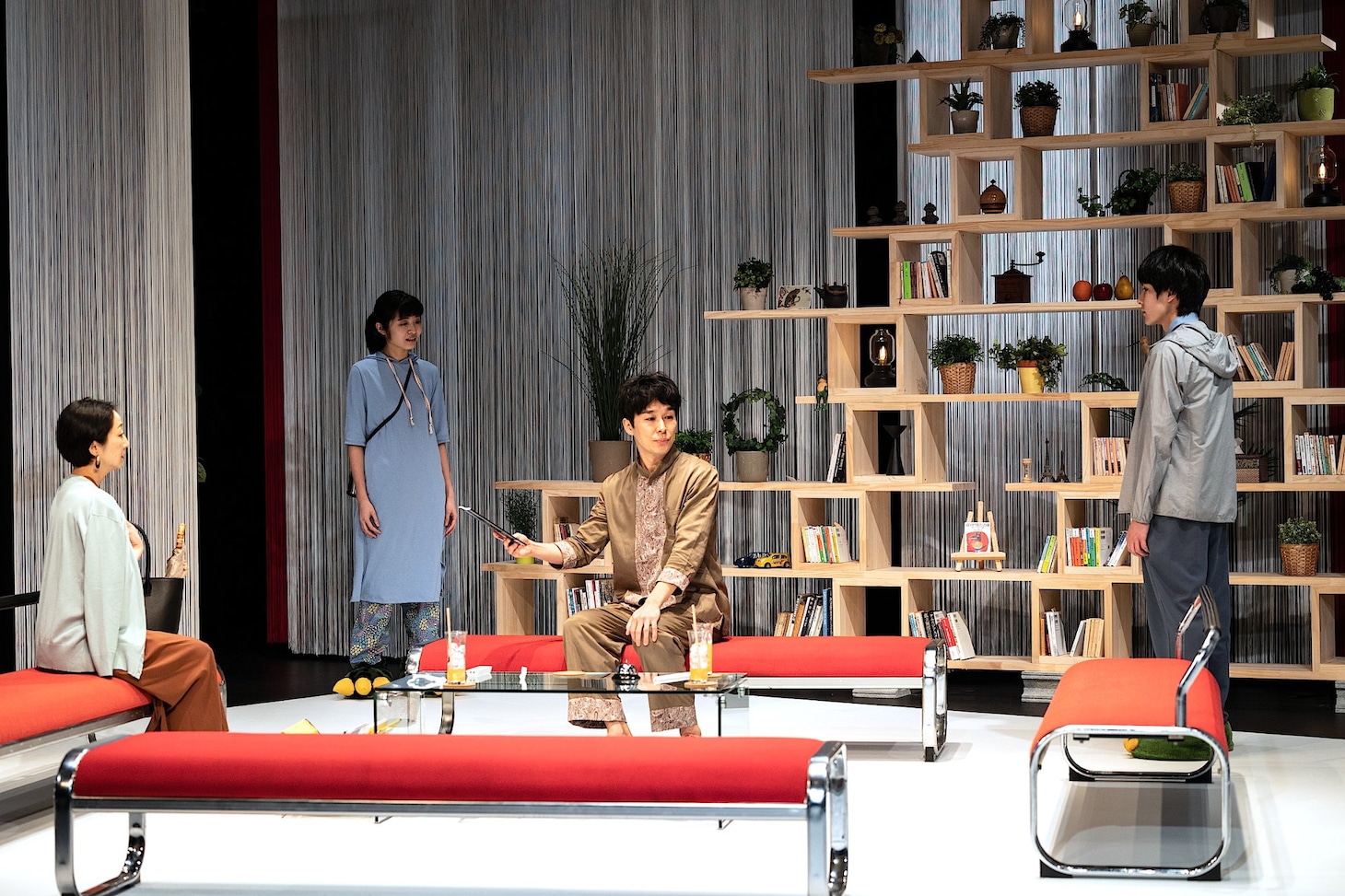 青年団「S高原から」2022年江原河畔劇場公演より。（Photo by igaki photo studio）